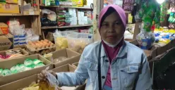Mimin berkeliling dari satu warung ke warung lain untuk mencari MinyaKita, hingga akhirnya hanya dapat satu bungkus dengan harga yang lebih tinggi dari biasanya. (Sumber: Poskota/Samsul Fatoni)