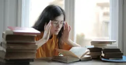 Ilustrasi migrain dan sakit kepala sebelah. (Sumber: Pexels/Andrea Piacquadio)