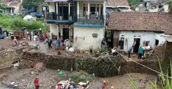 Kondisi rumah rusak akibat terjangan banjir di Sungai Cimeta, Desa Nyalindung, Kecamatan Cipatat, Kabupaten Bandung Barat. (Sumber: Poskota/Gatot Poedji Utomo)