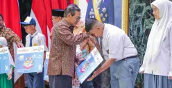 Potret pendistribusian rekening bansos KJP Plus oleh Gubernur DKI Jakarta, Pramono Anung. (Sumber: Dok. Kominfotik Jakarta)