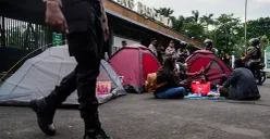 Massa aksi rela mendirikan tenda dan bermalam di palataran jalan di depan Gerbang Pancasila di belakang komplek DPR RI, Senayan, Jakarta, Kamis, 20 Maret 2025. (Sumber: Poskota/Bilal Nugraha Ginanjar)