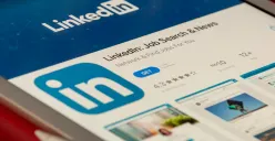 Tata Cara Hapus Akun LinkedIn dari Aplikasi atau Web (Sumber: Unsplash/Souvik Banerjee)