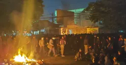 Potret aksi demonstrasi tolak UU TNI yang terjadi di Bandung pada Jumat, 21 Maret 2025. (Sumber: X/@barengwarga)