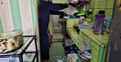 Dapur rumah salah satu warga korban angin puting beliung kebanjiran air hujan akibat atap rumah bolong, Sabtu 22 Maret 2025. (Sumber: Poskota/Angga Pahlevi)