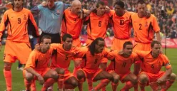 Timnas Belanda 2002 saat masih diperkuat Patrick Kluivert (Sumber: X/@futnostalgic)