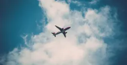 Seorang penumpang Batik Air diturunkan seusai bercanda membawa bom di dalam pesawat. (Sumber: Canva)