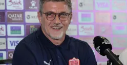 Potret pelatih Bahrain, Dragan Talajic yang heran dengan skuad Timnas Indonesia. (Sumber: X/mysupersoccer)