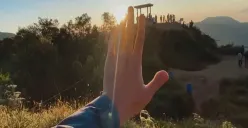 Ilustrasi - Tanpa alat tambahan, teknik ini dapat membantu menghasilkan video yang lebih halus dan stabil, mirip dengan pengambilan gambar dalam proses shooting film profesional. (Sumber: YouTube/MYtakesilo)