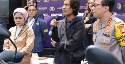 Ditreskrimum Polda Metro Jaya mengembalikan sepeda motor milik korban yang sempat dicuri oleh pelaku pencurian sepeda motor, di Polda Metro Jaya, Jakarta Selatan, Senin, 24 Maret 2025. (Sumber: Poskota/Ali Mansur)