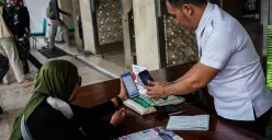 Petugas melayani sejumlah jamaah saat proses pembayaran zakat fitrah di Masjid Istiqlal, Jakarta, Senin, 24 Maret 2025. (Sumber: Poskota/Bilal Nugraha Ginanjar)