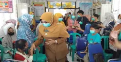 Bupati Pandeglang Rd. Dewi Setiani saat meninjau cek kesehatan gratis di Kecamatan Pulosari, Pandeglang. Ia mengatakan sebanyak 5.400 warga yang terdiagnosis mengindap TBC harus segera ditangani. (Sumber: Dok. Setda Pandeglang)