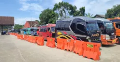 Para sopir angkutan umum AKDP jurusan Cibaliung-Serang, Sumur-Serang, dan Tamanjaya-Serang memarkirkan kendaraan mereka di Terminal Bus AKAP Tarogong, Pandeglang. (Sumber: Poskota/Samsul Fatoni)