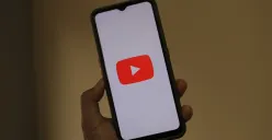 Ilustrasi YouTube yang menyediakan fitur Sleep Timer. (Sumber: Pexels/greenwish_)