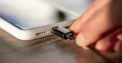 Ilustrasi. Tips merawat kabel charger agar awet dan tidak mudah rusak. (Sumber: Freepik/pvproductions)