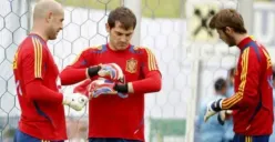 3 kiper Timnas Spanyol pada masanya yakni Iker Casillas, Pepe Reina, dan David De Gea. (Sumber: Mundo Deportivo)