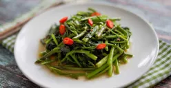 3 tips menumis kangkung agar daunnya tetap hijau ala restoran. (Sumber: Dok/royco.co.id)