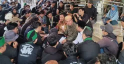 Aksi demo tolak UU TNI di Sidoarjo berlangsung damai. (Sumber: X/usexnoytka)