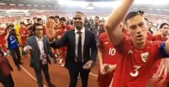 Momen ketika Patrick Kluvert mendapat ucapan terima kasih dari suporter. (Sumber: Instagram/@garudanusantaraoffiicial)