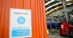 Pengumuman imbauan penggunaan masker terpasang di pintu masuk area gudang pengolahan sampah terpadu, Refuse Derived Fuel (RDF) Plant Rorotan, Jakarta Utara, Selasa, 25 Maret 2025. (Sumber: Poskota/Bilal Nugraha Ginanjar)