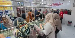 Toko emas di Pasar Reni Jaya Lama, Kecamatan Bojongsari, Kota Depok mulai diserbu warga yang hendak membeli dan menjual emas, Rabu, 26 Maret 2025. (Sumber: Poskota/Angga Pahlevi)