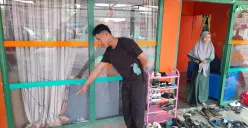 Latif penghuni Panti menunjukan lokasi pertama kali bayi perempuan berusia 2 minggu dibuang ditemukan dalam tas jinjing depan pintu masuk yayasan, Rabu 26 Maret. (Sumber: Poskota/Angga Pahlevi)