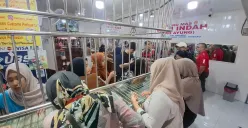 Warga mengantre di toko emas di Pasar Reni Jaya Lama, Kota Depok, Rabu, 26 Maret 2025, untuk menjual emas yang mereka miliki. Hasil penjualan emas digunakan untuk memenuhi berbagai kebutuhan Lebaran. (Sumber: Poskota/Angga Pahlevi)