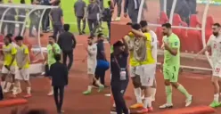 Momen kiper Bahrain mengacungkan jari tengah ke arah penonton saat pertandingan Timnas Indonesia vs Bahrain. (Sumber: Tangkap Layar Instagram/@unikinfold)