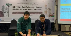 Manager IT K-24 Indonesia Obed Kharistian (kiri) dan General Manager Witel YJS Agus Faisal (kanan) menandatangani kerja sama neuCentrIX antara Telkom area Witel Yogya Jateng Selatan dan K-24 Indonesia di Hotel Alana Malioboro. (Sumber: Dok. Telkom)