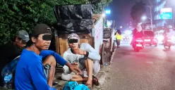 Warga Penyandang Permasalahan Kesejahteraan Sosial (PPKS) sedang beristirahat sambil duduk di pinggir jalan di kawasan Kemanggisan, Kebon Jeruk, Jakarta Barat, Rabu, 26 Maret 2025. (Sumber: Poskota/Pandi Ramedhan)