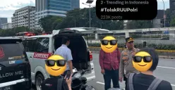 Aksi Polisi melakukan penggeledahan tas medis di aksi demonstrasi Tolak RUU Polri di depan Gedung DPR RI, Jakarta hari ini, Kamis 27 Maret 2025. (Sumber: Istimewa)