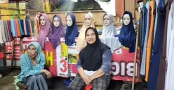 Yeni, pedagang di Pasar Palmerah Jakarta Barat, sedang menanti pembeli. (Sumber: Poskota/Pandi Ramedhan)