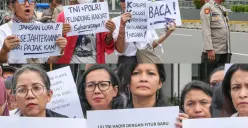 Potret para ibu-ibu yang melakukan aksi damai menolak UU TNI dan RUU Polri. (Sumber: X/@YLBHI)