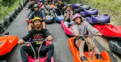 Para pengunjung bersiap menikmati wahana Luge Kart di Noah's Park, untuk meluncur di lintasan sepanjang 1 km. Wahana ini bisa dinikmati oleh orang dewasa maupun anak-anak dengan pendampingan orang tua. (Sumber: Noah's Park)