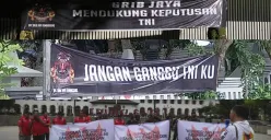 Potret spanduk aksi tandingan UU TNI yang muncul dari berbagai ormas. (Sumber: X/@barengwarga)