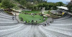 Pemandangan dari atas wahana Path of Water di Dusun Bambu, Lembang, yang menampilkan air terjun buatan berbentuk unik. Nikmati suasana di area tengah yang dikelilingi aliran air yang menarik dan Instagramable ini. (Sumber: Google/Inna Salma)