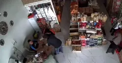 Momen dua orang diduga preman memalak pemilik warung di Majalengka, Jawa Barat. (Sumber: Tangkap Layar X/@Ecesjentre)