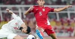 Rizky Ridho saat menghalau serangan pemain Bahrain. (Sumber: Instagram/@rizkyridhoramadhani)