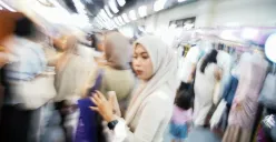 Suasana ramai di pusat perbelanjaan saat berburu baju Lebaran. Antusiasme masyarakat menjelang Idul Fitri ini membuktikan tradisi berbelanja menjadi bagian dari persiapan merayakan hari kemenangan. (Sumber: Poskota/Bilal Nugraha Ginanjar)