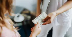 Cara ajari anak atur uang THR secara cermat. (Sumber: Pexels/Kaboompics.com)