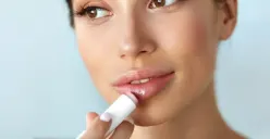 Simak tips alami untuk mencerahkan dan merawat bibir agar selalu sehat dan lembap. (Sumber: Pinterest/Bustle.com)