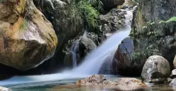 Ilustrasi Curug Ciburial di Bogor, yang direkomendasikan untuk liburan (Sumber: Instagram/@curugciburial)