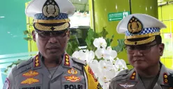 Direktur Lalu Lintas Polda Metro Jaya, Kombes Latif Usman (kiri), bersama jajaran saat memberikan keterangan pers terkait larangan konvoi malam takbiran di Jakarta, Sabtu, 29 Maret 2025. (Sumber: Poskota/Ali Mansur)