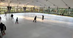 Arena ice skating Gardenice Rink di Paris Van Java, Bandung, menawarkan pengalaman bermain seluncur es dalam suasana semi-outdoor yang dikelilingi taman hijau, menciptakan atmosfer segar dan menyenangkan bagi para pengunjung. (Sumber: Gardenice Rink)
