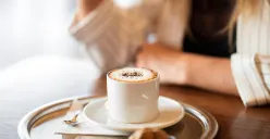 Ilustrasi menyantap minuman di kafe (Sumber: Pixabay/Engin_Akyurt)