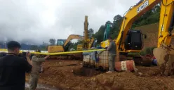 Petugas melakukan penyegelan proyek wisata Eiger Campe, di Desa Karyawangi, Kecamatan Parongpong, Kabupaten Bandung Barat. (Sumber: Poskota/Gatot Poedji Utomo)