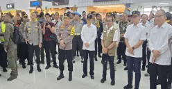 Kapolri Jenderal Listyo Sigit Prabowo bersama jajaran kepolisian dan pejabat terkait meninjau pengamanan arus mudik Lebaran 2025 di Bandara Soekarno-Hatta, Sabtu, 29 Maret 2025. (Sumber: Poskota/Ali Mansur)
