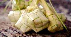 Terbuat dari daun kelapa muda (janur), ketupat merupakan simbol khas dalam tradisi kuliner Indonesia, khususnya saat perayaan Idulfitri. Hidangan ini biasanya diisi dengan beras dan direbus hingga matang. (Sumber: Pixabay/ignartonosbg)