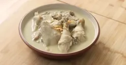 Tangkapan layar hidangan opor ayam putih dengan kuah santan yang gurih dan lezat, cocok disajikan sebagai hidangan khas saat Lebaran atau acara keluarga. (Sumber: YouTube/Devina Hermawan)
