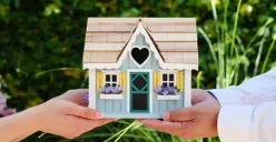 Cara beli rumah impian secara aman untuk pasangan muda. (Sumber: Pexels/Kindel Media)