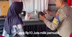 Petugas kepolisian yang berjaga di Pos keamanan Tawamangu Jawa Tengah menemukan tas berisi uang Rp10 juta. (Instagram NTMC Korlantas Polri)